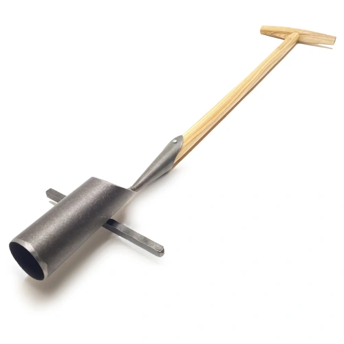 Tuba do sadzenia cebul Krumpholz z metalowym, matowym korpusem i drewnianą rączką. Ujęcie z boku, produkt leży na białym tle. Wymiary: długość ok. 90 cm, szerokość korpusu 10 cm. Widoczny krzyżak stabilizujący.