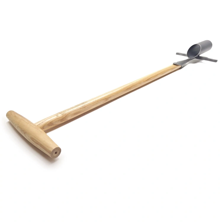 Tuba do sadzenia cebul Krumpholz o drewnianej rączce i metalowej końcówce, leżąca na białym tle. Narzędzie z ergonomiczną rączką w kształcie litery T, ułatwiające sadzenie. Ujęcie z boku ukazuje konstrukcję oraz długość produktu.