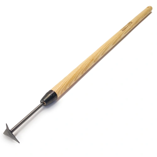 Trójkątny skrobak do fug Krumpholz z drewnianym trzonkiem 75 cm. Ujęcie z boku pokazuje stalową końcówkę w kształcie trójkąta oraz naturalną, jasną fakturę drewna. Produkt stoi w pozycji pionowej na białym tle.