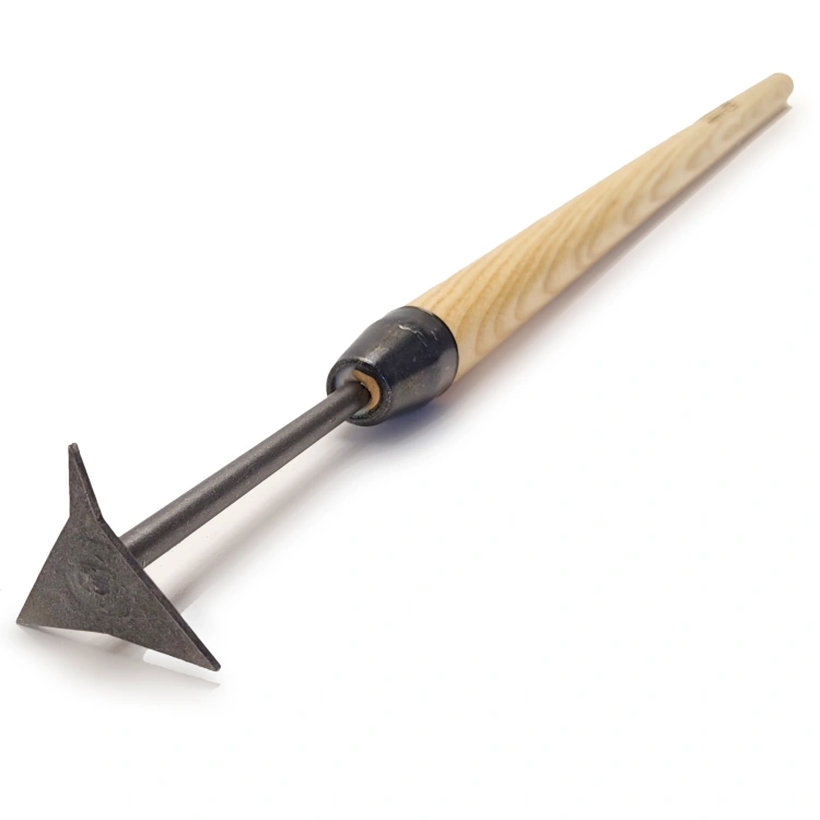 Trójkątny skrobak do fug Krumpholz z drewnianym trzonkiem, długości 75 cm. Narzędzie ma metalową końcówkę w kształcie trójkąta, idealne do usuwania zaprawy. Ułożone poziomo, na białym tle, dobrze widoczne detale materiału i kształtu.