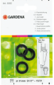 Uszczelka płaska Gardena w zestawie, 3 sztuki. Czarny kolor, okrągły kształt, wykonane z gumy. Produkt pakowany w przezroczysty blister z grafiką na zielonym tle, widoczne informacje o wymiarach: 21 mm. Ułożone w pozycji leżącej.