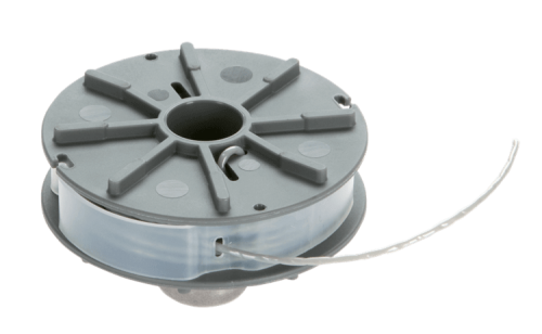 Kaseta z żyłką w szaro-białym kolorze, okrągła, z otworem w środku. Widoczne mocowania na zewnątrz. Żyłka wystaje wzdłuż krawędzi. Produkt leży na jednolitym tle. Idealna do użycia w narzędziach ogrodniczych.