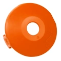 Pokrywa do kasety z żyłką w intensywnym pomarańczowym kolorze, o okrągłym kształcie z wycięciem w centralnej części. Widoczny element mocujący z boku. Produkt leży płasko na jednolitym tle, co eksponuje jego detale.