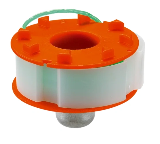 Kaseta z żyłką do art. 2404 w kolorze pomarańczowym z przezroczystą białą obudową, o okrągłym kształcie, z centralnym otworem. Ujęcie pod kątem, produkt leży na płaskiej powierzchni, widoczne elementy mocujące na górze.