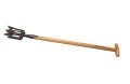 Ażurowy szpadel Spork Krumpholz z trzonkiem z jesionu, w kolorze naturalnego drewna. Ujęcie z boku, produkt leży poziomo. Szpadel z trzema ząbkami, z wycięciami w ostrzu, stalowa końcówka. Tło białe, proste, wyróżnia produkt.