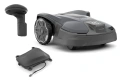 Automower®320 NERA, szary robot koszący z akcesoriami instalacyjnymi EPOS. Widoczny bok z detalami kół i obudowy oraz element montażowy na neutralnym tle.