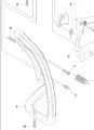 Uchwyt podtrzymujący pilarki Husqvarna, w kształcie ergonomicznym, z metalicznym wykończeniem. Widoczne mocowania i śruby, w pozycji stojącej. Elementy są skonstruowane do montażu, pokazujące detale przyłączeniowe i mocujące.