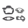 Zestaw czarnych uszczelek do gaźnika pilarki Husqvarna 120 Mark II, wykonanych z gumy i kompozytów, o kształtach dopasowanych do gaźnika z różnymi otworami, ułożonych na neutralnym tle.