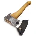 Siekiera ciesielska 0,8 kg Krumpholz z drewnianym trzonkiem i stalowym ostrzem. Produkt widoczny z boku, leżący na czarnym etui. Rączka w stylu hikorowym o gładkiej fakturze. Ostrze pokazuje charakterystyczne logo producenta oraz wyraźne oznaczenie.