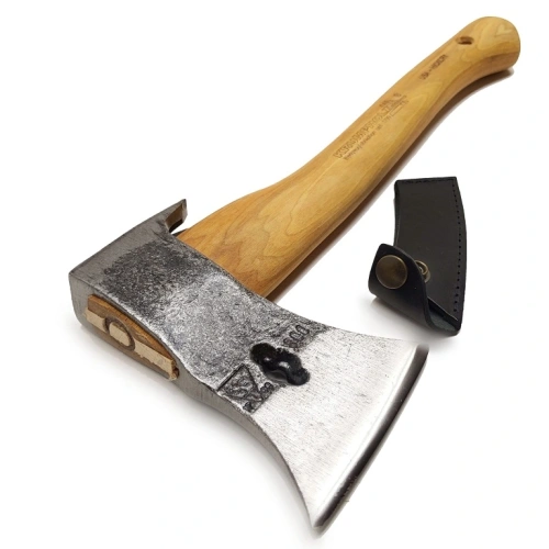Siekiera ciesielska Krumpholz 0,8 kg z drewnianym trzonkiem i metalową głowicą. Widok z boku z czarnym etui, logo producenta i numerem na głowicy. Gładkie ostrze i naturalne wykończenie uchwytu.