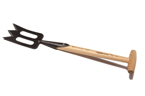 Ręczny spork Krumpholz z metalowym ostrzem i drewnianym uchwytem, z dużymi zębami w kształcie trójzęba. Produkt leży na prostej powierzchni, w neutralnym tle. Uchwyt ma jasną, gładką fakturę, a ostrze jest matowe i ciemne.