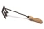 Motyczka SPORK Krumpholz z wygiętym, metalowym ostrzem w kolorze czarnym oraz drewnianą rączką, leżąca na jasnym tle. Ostrze ma specjalne żłobienia, co zwiększa funkcjonalność narzędzia do pielęgnacji roślin.