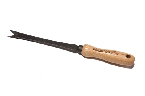 Narzędzie do pielenia Krumpholz z metalowym, matowo-czarnym ostrzem i drewnianą, jasną rączką. Ujęcie z boku, stojące. Widoczne logo na rączce. Idealne do pielęgnacji ogrodów, funkcjonalne i ergonomiczne.