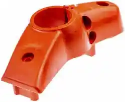 Uchwyt wykaszarki 345Fxt Husqvarna w kolorze pomarańczowym, wykonany z tworzywa sztucznego, z widocznymi otworami montażowymi. Zbliżenie na produkt, pokazujące charakterystyczny kształt i detale. Stojący, na jednolitym tle.