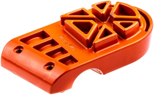 Wspornik uchwytu wykaszarki 345 FX Husqvarna w intensywnym pomarańczowym kolorze, z gładką powierzchnią. Widoczny detal w postaci otworów montażowych oraz wyprofilowanego kształtu. Produkt pokazany z boku, leżący na jednolitym tle.