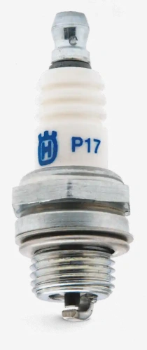 Świeca zapłonowa wykaszarki Husqvarna 345Fxt, biała ceramiczna obudowa, metalowy gwint, niebieskie logo „H” i numer „P17”. Ujęcie z przodu, z widoczną szczeliną elektrody, na czarnym tle.