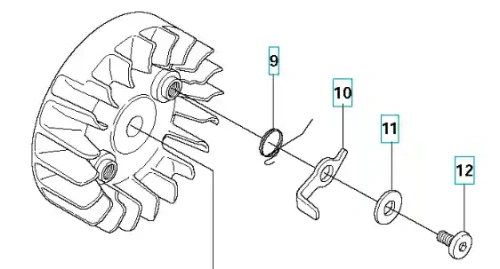 Koło zamachowe wykaszarki Husqvarna 345Fxt z wyraźnymi żeberkami wentylacyjnymi. Widok z boku, częściowo rozmontowane, pokazujące elementy mocujące: pierścień, klips oraz śrubę. Tło białe, co podkreśla detale produktu.
