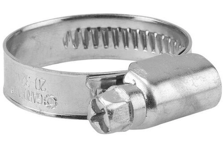Opaska zaciskowa o średnicy 20-32 mm, wykonana z metalu o błyszczącej powierzchni. Ujęcie z boku, pokazujące mechanizm z motylkiem. Widoczne precyzyjne oznaczenia oraz faktura wewnętrzna, na jednolitym tle. Idealna do mocowania przewodów.