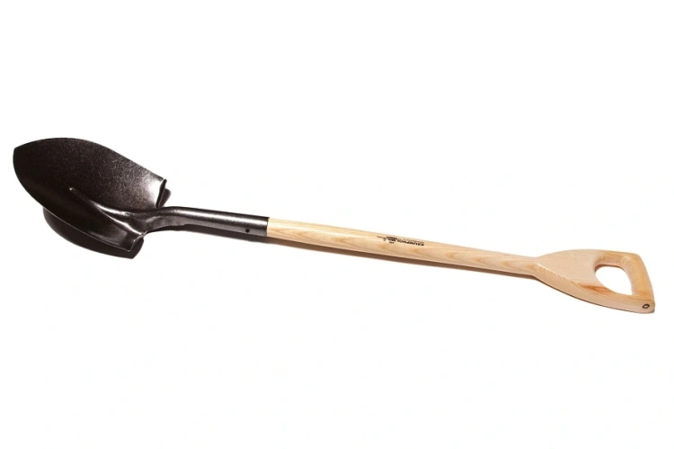 Łopata do nasadzeń Krumholz z czarną, metalową głowicą i drewnianym trzonkiem. Produkt widoczny z boku, w pozycji leżącej, z ergonomicznym uchwytem. Tło białe, co podkreśla jego właściwości funkcjonalne i estetyczne.