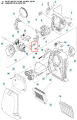 Zacisk wykaszarki 345 FR Husqvarna w kolorze czarnym z metalowymi elementami. Widoczny z boku, ujawnia detale mocowania. Tło proste, umożliwiające łatwe dostrzeganie kształtu i funkcji produktu. Akcesorium do montażu w narzędziach ogrodniczych.