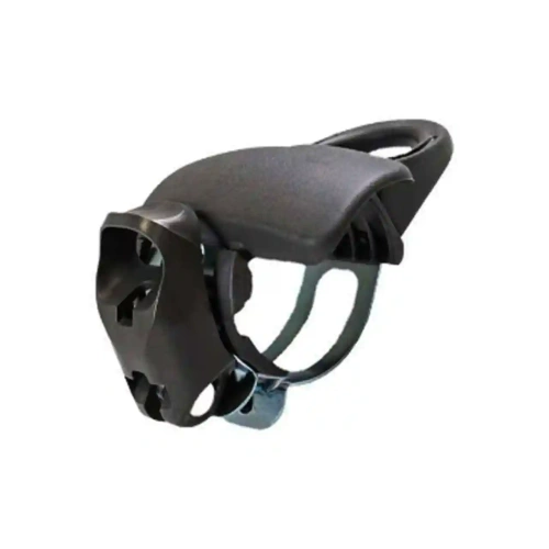 Czarna pętla wykaszarki Husqvarna 345 FR z tworzywa sztucznego, widoczna z boku. Ergonomiczne mocowanie zapewnia łatwą instalację i wygodę użytkowania. Na białym tle.