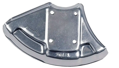 Osłona piły wykaszarki 336RK Husqvarna, metalowa, srebrna, w kształcie wyprofilowanym, z widocznymi otworami montażowymi. Ujęcie z góry, leżakująca na ciemnym tle, ukazuje detale konstrukcji oraz oznaczenia na produkcie.