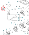 Pompa paliwa do pilarki Husqvarna 543XP, zbliżenie na metalową konstrukcję z plastikowymi elementami i oznaczeniami. Widoczne przewody, na białym tle.