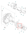 Podkładka sprzęgła wykaszarki 336RK Husqvarna, w kolorze czarnym, wykonana z wytrzymałego materiału. Ujęcie przedstawia produkt z boku, poziomo leżący. Widoczne są otwory montażowe, a także detale krawędzi. Tło proste, białe.