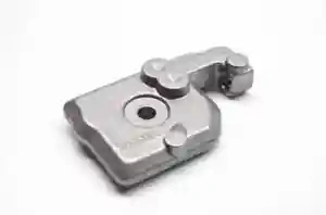 Osłona gaźnika wykaszarki 335 RX Husqvarna w kolorze srebrnym, wykonana z metalu. Produkt leży na białym tle. Widoczne mocowanie oraz otwór, który służy do instalacji. Kąt ujęcia z boku ukazuje szczegóły konstrukcji.