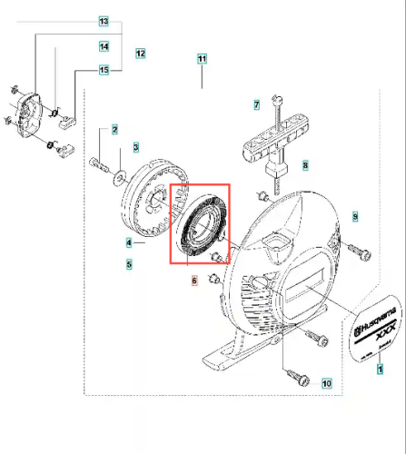 Nit rurowy do wykaszarki Husqvarna 335 RX, w widoku izometrycznym z boku. Element ma okrągły kształt, metaliczną fakturę, kolor srebrny oraz widoczne mocowania. W tle fragmenty innych części wykaszarki, na białym tle, co ułatwia identyfikację.