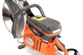 Husqvarna K 970 Rescue, piła spalinowa z tarczą 350 mm, pomarańczowy korpus z czarnymi elementami, uchwyt, przyciski i logo. Ujęcie frontalne na silnik i tarczę, na jednolitym tle bez akcesoriów.