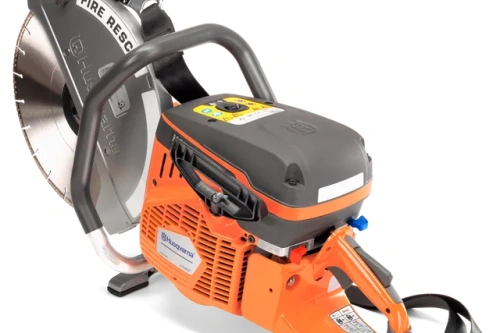 Husqvarna K 970 Rescue, piła spalinowa z tarczą 350 mm, pomarańczowy korpus z czarnymi elementami, uchwyt, przyciski i logo. Ujęcie frontalne na silnik i tarczę, na jednolitym tle bez akcesoriów.