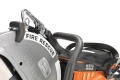 Tarcza Husqvarna K 970 Rescue o średnicy 350 mm z szarym korpusem, oznaczeniem FIRE RESCUE i pomarańczowym silnikiem. Widok z boku, z uchwytem oraz systemem mocowania. Przeznaczona do zastosowań ratunkowych. Na prostym białym tle.
