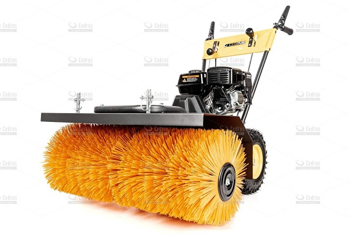 Zamiatarka Cedrus 80 cm z silnikiem Loncin G200F, frontalnie ujęta. Wyposażona w dużą szczotkę o pomarańczowych włosach. Rękojeść z kontrolkami, obudowa w kolorze czarnym z dodatkami żółtymi. Na tle białym, produkt stoi na terenowej oponie.