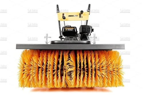 Zamiatarka Cedrus 80 cm z silnikiem Loncin G200F, z przodu widoczna szeroka szczotka w kolorze żółtym, ustawiona na stabilnej podstawie. Na górze uchwyt z przyciskami. Tło białe, podkreślające szczegóły produktu.