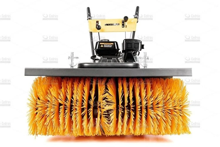 Zamiatarka Cedrus 80 cm z silnikiem Loncin G200F, z przodu widoczna szeroka szczotka w kolorze żółtym, ustawiona na stabilnej podstawie. Na górze uchwyt z przyciskami. Tło białe, podkreślające szczegóły produktu.
