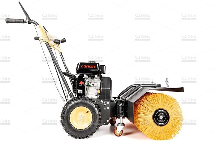 Zamiatarka Cedrus 80 cm Loncin G200F w widoku bocznym, z silnikiem na górze, pomarańczową szczotką i dużymi, gumowymi kołami. Wysoka, metalowa konstrukcja z ergonomicznymi uchwytami, widoczne logo Loncin. Proste, białe tło.