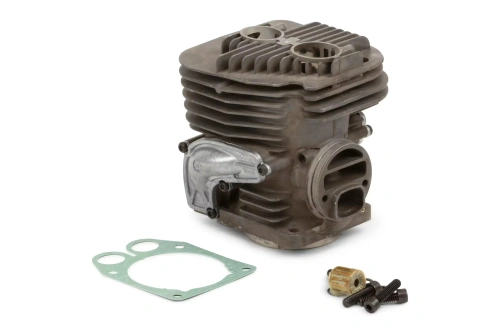 Zespół cylindra przecinarki Husqvarna K 1270 II, metaliczny, w odcieniach szaro-srebrnych, z widocznymi szprychowanymi żebrami. W zestawie uszczelka oraz śruby. Ujęcie z boku, stojący. Produkt ma wypustki do mocowania. Tło białe, proste.