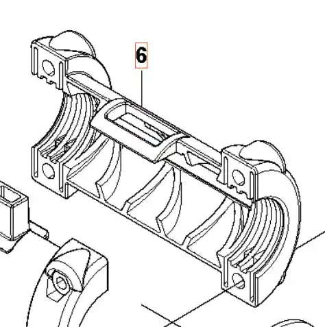 Czarna tuleja zaciskowa wykaszarki 335 RX Husqvarna z żeberkami, boczne ujęcie detalu, wydłużony kształt z otworami mocującymi, do sprzętu ogrodniczego.