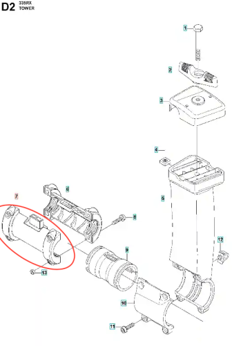 Zespół tulei zaciskowej wykaszarki 335 RX Husqvarna, cylindryczny element w kolorze srebrnym, z widocznymi mocowaniami. Ujęcie w zbliżeniu na detale konstrukcji, z podkreśloną funkcjonalnością zacisku. Tło białe, co zwiększa widoczność.