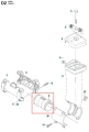 Amortyzator wykaszarki 335 RX Husqvarna w kolorze czarnym, cylindryczny kształt, wykonany z tworzywa sztucznego. Produkt widoczny z boku, w pozycji leżącej, z oznaczeniami na obudowie. Bez dodatkowych akcesoriów, na jednolitym tle.