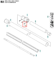 Śruba wykaszarki Husqvarna M5x25 T25 w kolorze metalicznym o cylindrycznym kształcie, widoczna w zbliżeniu. Tworzywo stalowe, przeznaczona do mocowania elementów narzędzi. Przykład w instrukcji montażu sprzętu do koszenia trawy.