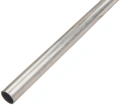 Rura wykaszarki 333 RJ Husqvarna o średnicy 28 mm, wykonana z metalu, na prostym tle. Produkt leży na boku, prezentując gładką, błyszczącą powierzchnię, bez widocznych oznaczeń czy detali. Długość rury nieujawniona.