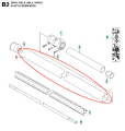 Rura wykaszarki 333 RJ Husqvarna, o średnicy 28 mm, przedstawiona w ujęciu z góry. Element ma gładką, metaliczną powierzchnię, widoczne otwory montażowe na obu końcach. Otoczenie to schemat z częściami narzędzia, na białym tle.
