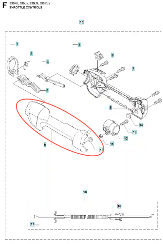 Połowa uchwytu (lewa) wykaszarki 335 LX Husqvarna, wykonana z plastiku, w kolorze czarnym. Widoczna pod kątem, z detalami mocowania. Ukazana na białym tle, z wyraźnym numerem katalogowym i elementami konstrukcyjnymi.