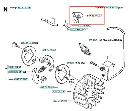 Nasada świecy wykaszarki 326 RX Husqvarna w kolorze czarnym, o aerodynamicznej formie. Produkt prezentowany z boku, w zbliżeniu, ukazujący szczegóły mocowania. Widoczne wyraźne oznaczenia oraz numery części. W tle jednolite, jasne.