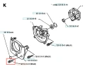 Śruba skrzyni korbowej wykaszarki Husqvarna 120R, metalowa, gwintowana, z płaskim łbem. Widok frontalny, zbliżenie na detale gwintów. Część umieszczona na schemacie konstrukcyjnym, z innymi elementami do montażu w tle.