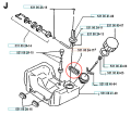 Podkładka zbiornika paliwa wykaszarki Husqvarna 120 R. Element prostokątny, w kolorze metalicznym, z widocznymi numerami części. Ujęcie w zbliżeniu, pokazujące szczegóły montażu. Produkt leży na białym tle, obok zarys innych elementów.