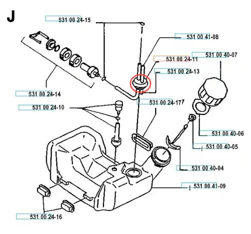 Tuleja zbiornika paliwa wykaszarki 120 R Husqvarna w kolorze czarnym. Widok z boku, leżąca na płaskiej powierzchni. Na zdjęciu widoczne mocowania oraz szczegóły konstrukcji. Tło jasne, usunięte z krzykliwych elementów, co podkreśla produkt.
