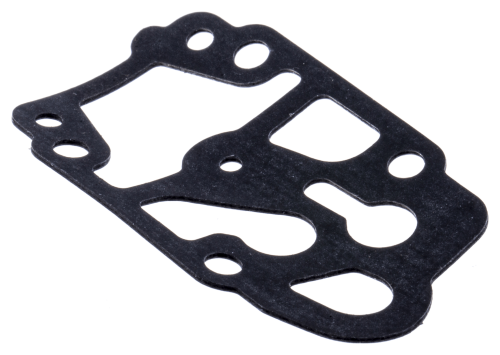 Uszczelka wykaszarki 120 R Husqvarna w kolorze czarnym, wykonana z materiału gumowego. Produkt ukazany w zbliżeniu, z widocznymi otworami i konturami, leżący na jasnym tle. Elementy mocujące i detale kształtu oraz wycięcia są wyraźnie widoczne.